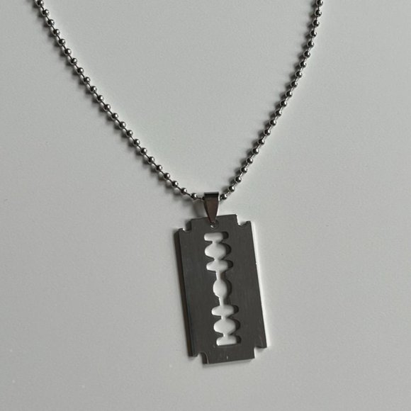 Y2K 2000s silver razor blade pendant chain necklace - Picture 8 of 8